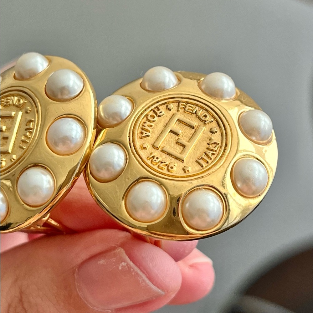 Vintage Fendi Classic Logo Monogram Pearl Edge Round Coin Gold Clip-On Earrings - Picture 6 of 7
